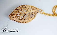 Liść w kolorze złota, a w nim uwięzione przeźroczyste kryształki. Całość zawieszona na długim łańcuszku z regulacją długości.
Zapraszam do odwiedzania GEMMIS na fb (link w komen...