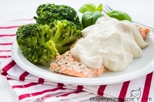 Przepis na zdrowy obiad, a do tego szybki i prosty. Przepis przypadnie do gustu fanom ryb i słonego smaku sera feta. Ryba w sosie serowym nadaje się też na kolację.