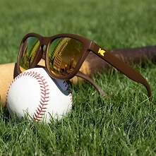 Prześliczne, brązowe okulary przeciwsłoneczne z żółtymi szkłami. Szkła lustrzane. Bardzo modny, świetny design oraz najwyższa jakość szkieł. Nie ma lepszej ochrony dla Twoich oc...