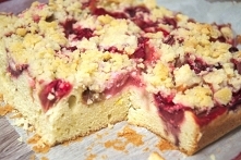 Proste ucierane ciasto z truskawkami i rabarbarem i kruszonką