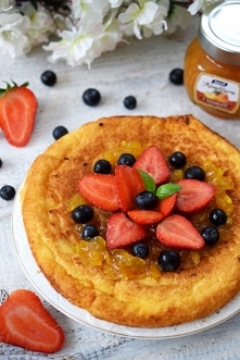 Omlet z dżemem i truskawkami