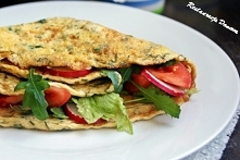 omlet ziołowy z pomidorem, rzodkiewka i salata