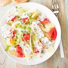 SAŁATKA Z JAJKIEM I SOSEM RANCZERSKIM