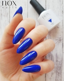 Lakier Hybrydowy NOX w kolorze kobaltowym zapewni Ci piękny wygląd na randkę czy romantyczną kolację z ukochanym! Będzie idealnym wyborem zarówno jako manicure hybrydowy pokrywa...