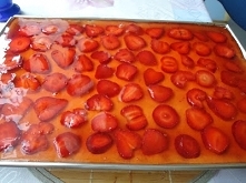 Seromak z truskawkami i galaretką