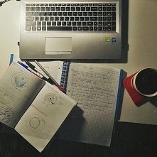 Słów kilka o tym, jak nie popełnić błędu właśnie je popełniając przy wyborze drogi życiowej. Pozycja obowiązkowa dla maturzystów, ale i dla każdego, który czuje presję i usilne ...