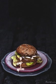 Burger z kurczaka z sosem mleczno-chrzanowym