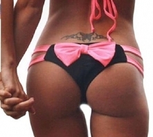 Potrzebujesz dobrać dolną część od dwuczęściowego stroju kąpielowego?
Trafiłaś idealnie! Stylowe majtki od bikini z ozdobną kokardką. Kliknij w zdjęcie i zobacz gdzie kupić1