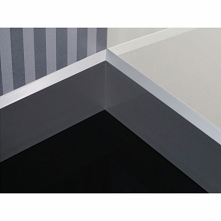 Nowoczesna czarna - gładka listwa przypodłogowa LPK310 Dekorplanet z kolekcji Loft. Profil gładki bez zdobień z ostrym kątem, który sprawdza się w nowoczesnych i modernistycznyc...