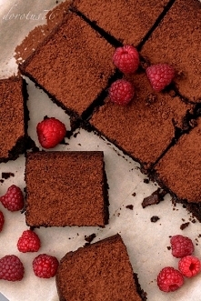 BEZMĄCZNE CIASTO CZEKOLADOWO-ORZECHOWE