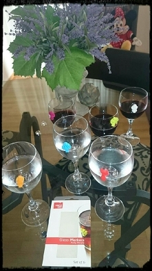 Glass markers - ozdoba szklanki i kieliszka, przyczepne meduzy i oznaczenie by nie pomylić szklanki. Dla dorosłych i dzieci. Kolorowe party people. Łatwe i praktyczne w myciu.