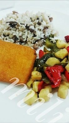 Pierwsza kolacja to Ryba z szynką i serem panierowana w mące kukurydzianej, papryka w paski z płyty do tego kabaczek w kostkę również z płyty i ryż z pieczarkami:)