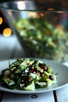 Sałatka z pomarańczą, orzechami, rukolą i mozzarellą