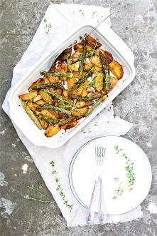 Młode ziemniaki pieczone z zielonymi szparagami - przepis po kliknięciu w zdjęcie