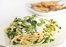 Spaghetti z bobem, pietruszką i sosem czosnkowym