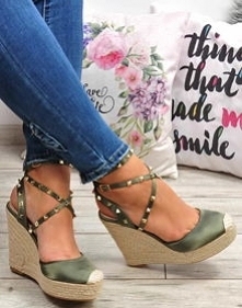 Śliczne espadryle na wysokim koturnie i platformie.