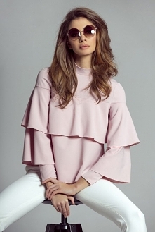 Bluzka ze stójką z falbankami to niepowtarzalny wzór i wysoka jakość. Najmodniejsze falbanki w tym sezonie sprawią, że nie przejdziesz obojętnie w tłumie.