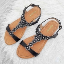 Lekkie sandały na płaskim obcasie od Pantofelek24.