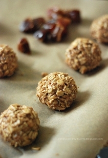 Owsiane kulki z daktylami