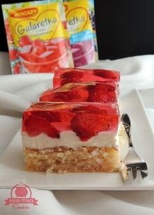 Ciasto kokosowe z kremem mascarpone, truskawkami i galaretką 

Składniki na spód: 

- 3 jajka
- 3/4 szklanki cukru
- 4 łyżki wody
- 3/4 szklanki mąki pszennej
- 1 łyżeczka prosz...