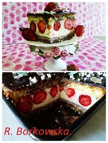 Truskaweczki   w  piance 
Ciasto 
5-jajek 
1 szkl. mąki 
1 szkl. cukru 
1/2 szkl. oleju 
1/2 szkl. maku suchego mielonego + 2 łyżki kakao 
1/2 szkl. wiórków kokosowych 
2 łyżeczki proszku do pieczenia .
Ubijamy białka i żółtka , oddzielnie , łączymy ,z mąką , olejem proszkiem , dzielimy na 2 części, do jednej dodajemy mak i kakao , do drugiej wiórki . 
Wylewamy na wyłożoną papierem blachę , pieczemy w tem. 180 st około 45 min. 
Po wystudzeniu kroimy na 2 części na jednym z blatów układamy jedna obok drugiej truskawki i przygotowujemy piankę .
Pianka 
3 op. jogurtu Bałkańskiego po 320 ml. każdy . Zmiksować z cukrem , cukier według smaku . 
Do jogurtu dodać 3 galaretki , krystaliczne { bo są przeźroczyste } rozpuszczone w połowie wody .
Wylać na truskawki a następnie położyć drugi blat ciasta , lekko dociskając . 
Udekorować według uznania .