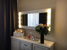 Cudowne lustro led idealnie wyglada także nad komoda. Wymiar 120x60. zapraszam do kontaktu 
#mirror #lustroled #makeup #makijaz #wizaz #lustro do wizażu