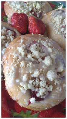 Drożdżówki z truskawkami(link w komentarzu)