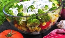 Sałatka z brokułem i kurczakiem