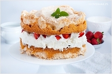 TORCIK BEZOWY Z TRUSKAWKAMI