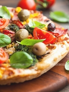 Domowa pizza z papryką i pomidorami