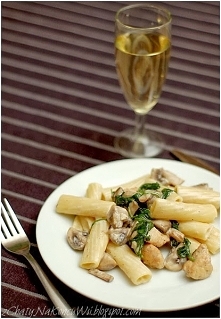 KREMOWE RIGATONI Z KURCZAKIEM, SZPINAKIEM I PIECZARKAMI