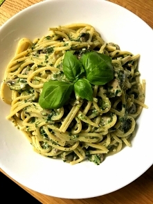 Makaron z sosem pieczarkowym, szpinakiem i serkiem mascarpone.

Przepis po kliknięciu w zdjęcie