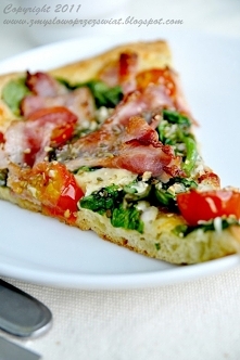 P i z z a. Ze szpinakiem, bekonem i pomidorkami koktajlowymi.