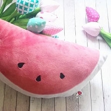 Piątek, Piąteczek, piątunio ... komentarz znacie:)

Uszyta w Polsce, nadaje się dla dzieci jak również dla dorosłych. 

Poduszka w kształcie Arbuza, wykonana z mięciutkiego plus...