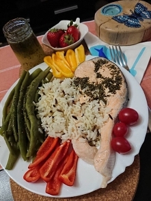 Szybki obiad.Łosoś dzwonek gotowany na parze 15 min.Fasolka także do 20 min.można razem lub osobno.Ryż zwykły razem z dzikim na sypko 5 łyżek na porcję w dużej ilości wody gotuj...