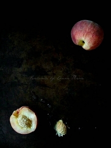 Białe brzoskwinie w różanym syropie z pistacjowym krokantem. I co słychać ?