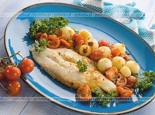 Tilapia lub panga z winem i pomidorami grillowana w folii