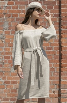 Fobya F545 sukienka dzianinowa beżowa Rewelacyjna letnia sukienka, wykonana z miękkiej przędzy, w pasie wiązanie podkreślające talię