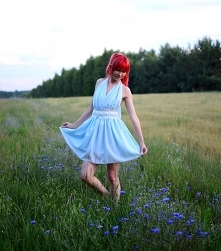 Błękit to zdecydowanie jeden z moich ulubionych kolorów. Pastelowy, delikatny z pewnością rozjaśni każdą kreację i doda jej lekkości. Moją sukieneczkę uszyłam z grubszego szyfon...