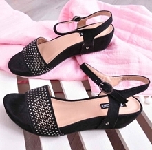 Sandały damskie na niskim koturnie- klasyka w letnim wydaniu.