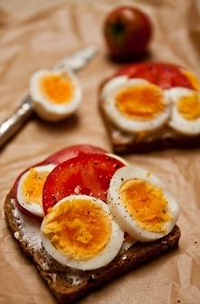 Kolacja: Kanapka z jajkiem. Jajka, masło, pomidor koktajlowy, chleb mieszany pszenno-żytni.