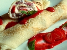 Śniadanie: Naleśnik z serkiem homogenizowanym z sosem z truskawek.
Naleśnik - wykonany tradycyjnie, serek twarogowy homogenizowany pełnotłusty, pół szklanki zmiksowanych truskawek.