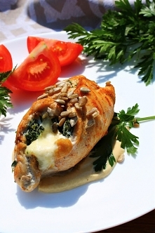 PIERŚ NADZIEWANA SZPINAKIEM...