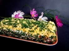 Sałatka warstwowa na krakersach.