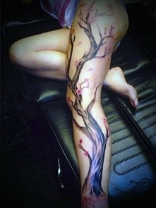 piękny tatuaż na nodze drzewo