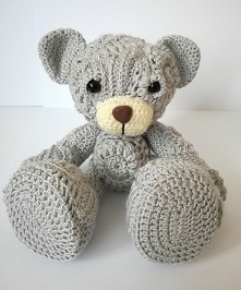 Szydełkowy Miś przytulanka we wzorki