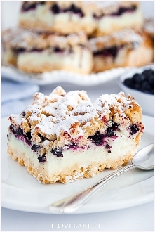 Kruche ciasto z jagodami i budyniową pianką