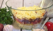 Klasyczna sałatka warstwowa z kurczakiem