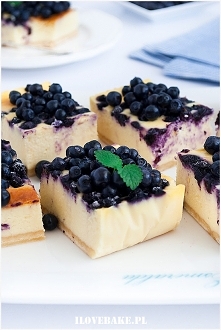 Sernik z białą czekoladą i jagodami