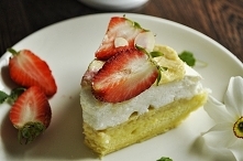 Biszkopt z piankowa beza, kremem z kaszy jaglanej i truskawkami.

składniki

biszkopt

– 3 jaja

– 60 g cukru lub ksylitolu

– 90 g mąki ziemniaczanej

– 1/4 łyżeczki sody

beza...